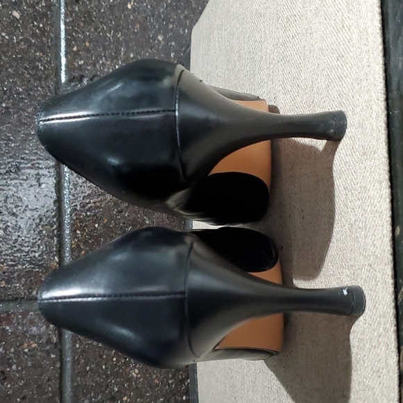 SALVATORE FERRAGAMO BLACK HEELS GOLD GANCINI HORSE BIT LEATHER OLD MONEY - Picture 8 of 12